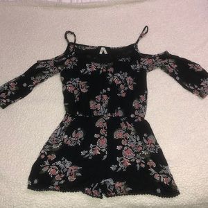 ⭐️NWOT⭐️ Mudd Floral Romper